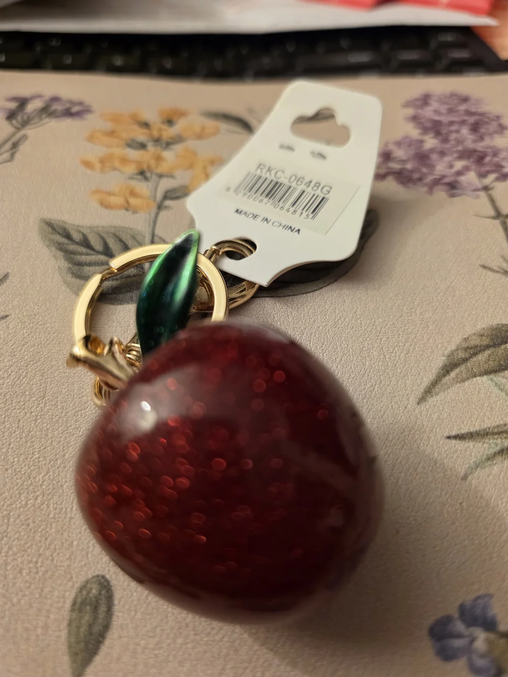 Fashion Jewelry Red Glitter Apple Keychain with Gold Hardware